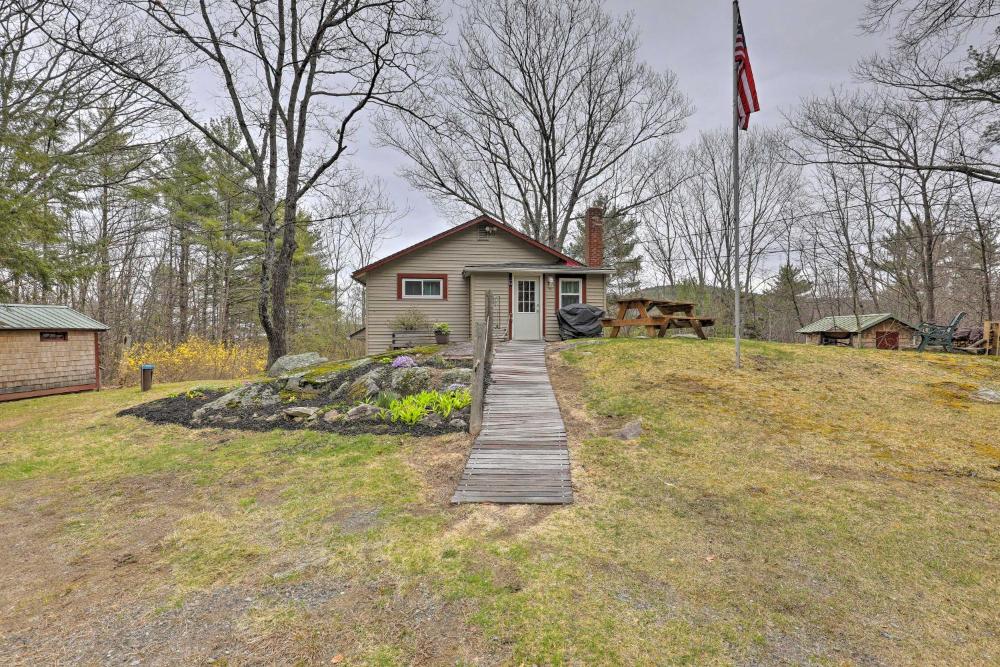 Walk to Marina Cute Gilford Cottage with Grill